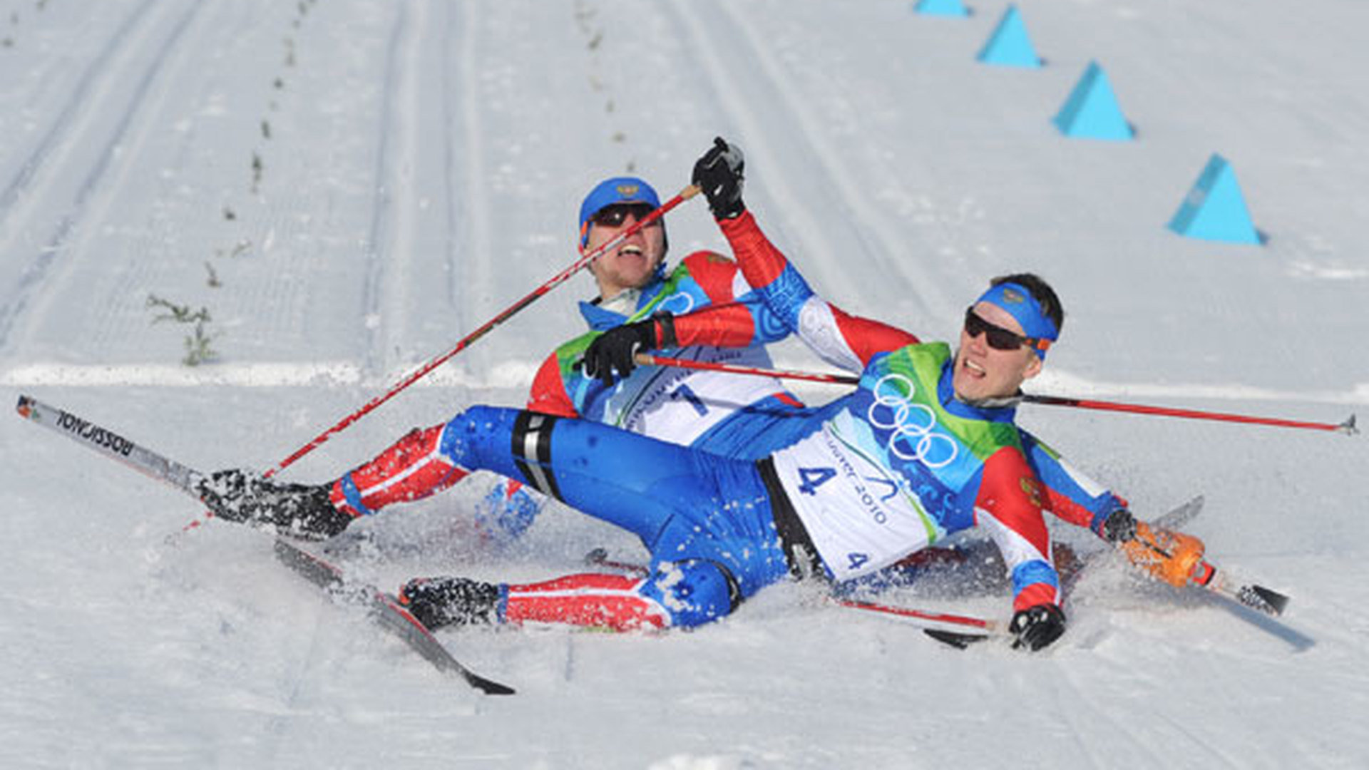 Упавший лыжник. Финиш Крюкова и Панжинского 2010. Лыжные соревнования.